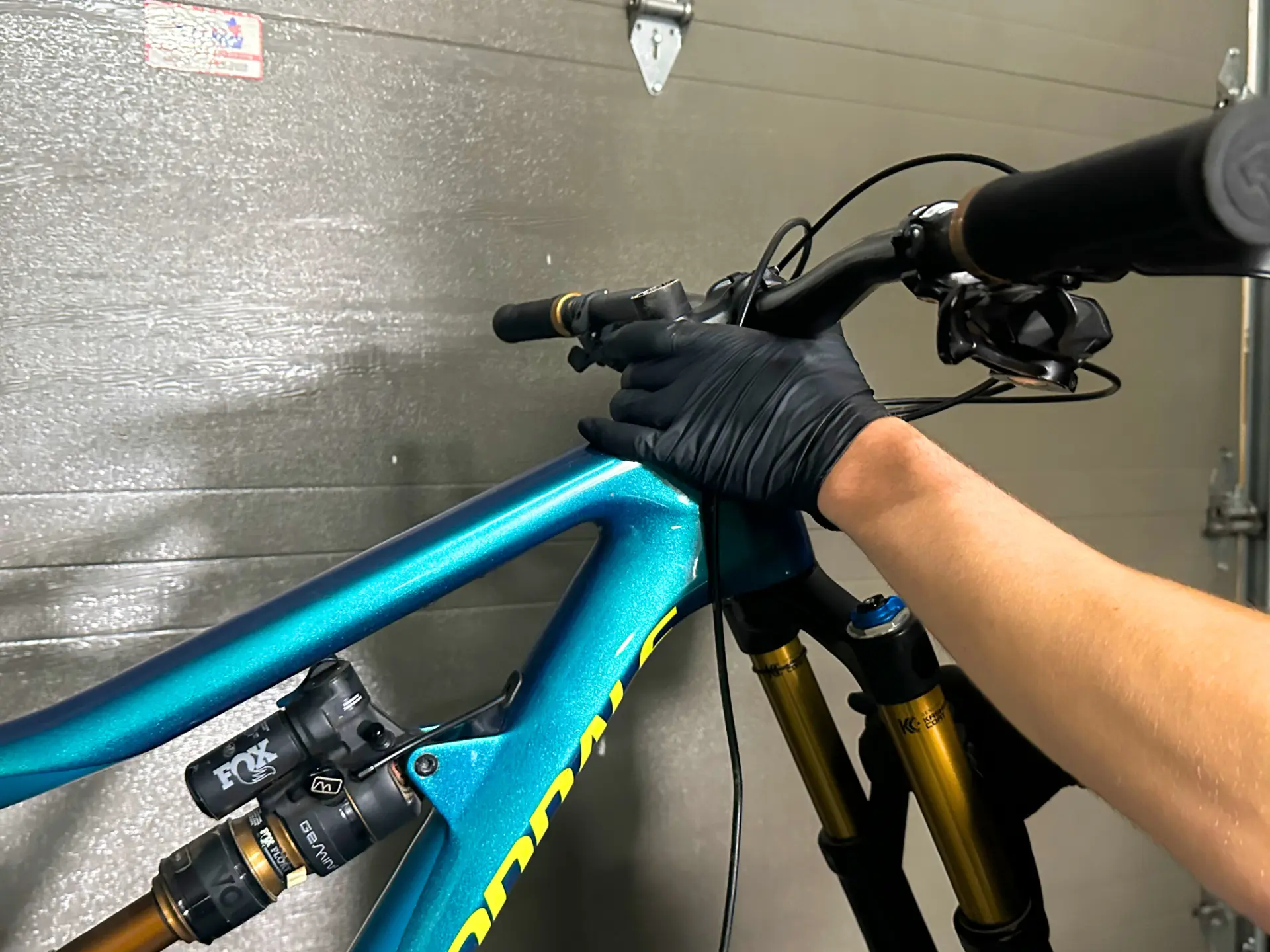 Vérification du cockpit d'un vélo de montagne en atelier