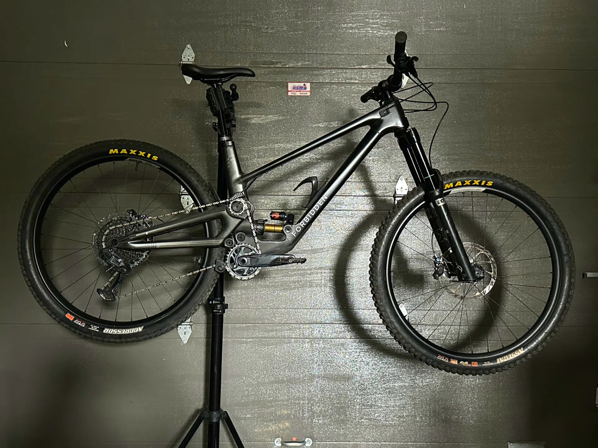 Vélo de montagne Forbidden monté sur le stand d'atelier